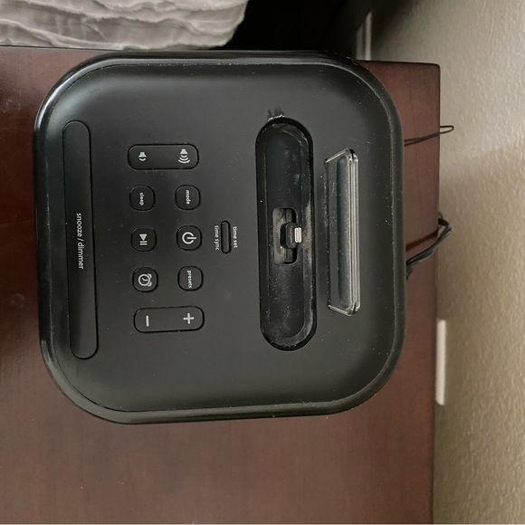 iHome Lightning Docking Station - Picture 5 of 6